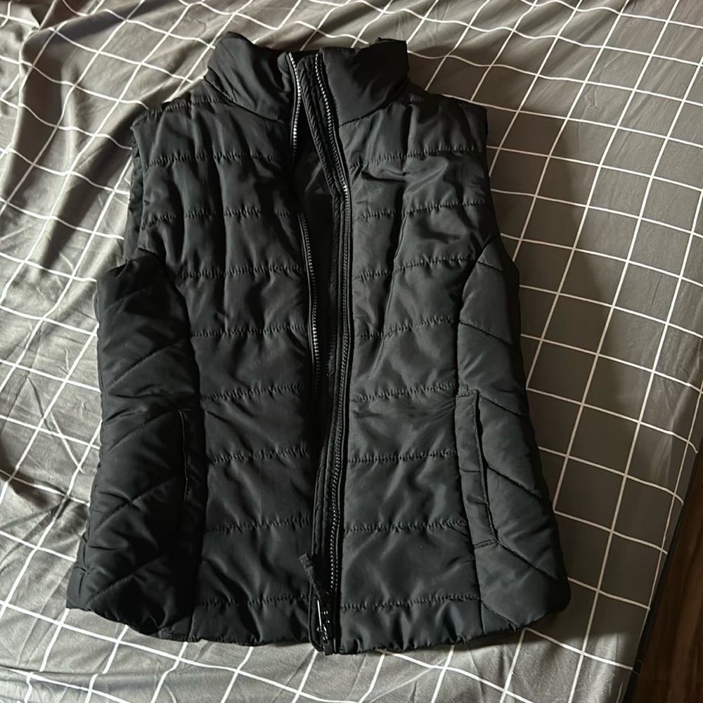 Black puffer vest women